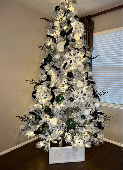 Emerald green christmas tree decor Emerald Green Black And White Christmas Decor, Emerald Christmas Tree Decorations, Emerald Green And Silver Christmas Tree, White Christmas Tree With Green Decor, White Tree With Green Ornaments, Emerald Green Christmas Decor Bedroom, Green Christmas Tree White Decorations, Emerald Green Tree, White And Green Christmas Tree