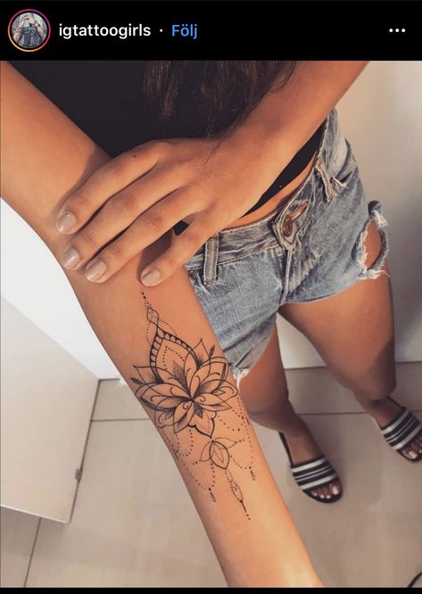 Girl Spine Tattoos, Cuff Tattoo, Flower Tattoo Drawings, Hand And Finger Tattoos, Beautiful Flower Tattoos, Forearm Tattoo Women, Leg Tattoos Women, Wrist Tattoos For Women, Arm Tattoos For Women