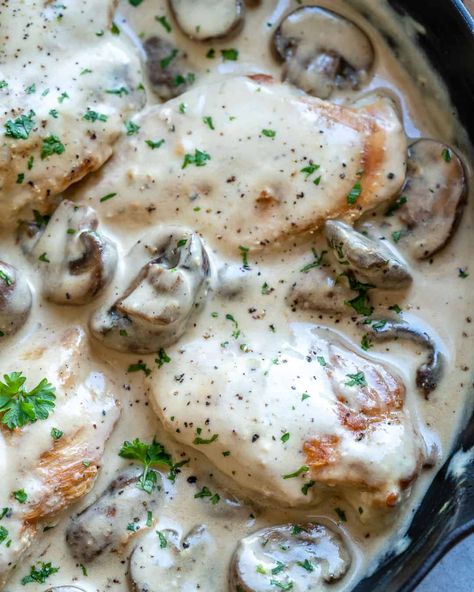 close up mushroom chicken in skillet Mushroom Chicken Recipe, Chicken Recipe Healthy, Chicken Smothered, Mushroom Recipes Healthy, Creamy Mushroom Chicken, Creamy Garlic Mushrooms, Creamy Chicken Recipes, Fitness Meals, Chicken Mushroom Recipes