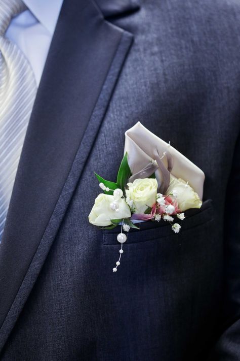 Pocket Boutonniere [photo: Laura Leigh Images] www.lauraleighimages.com Unique Mens Boutineers Wedding, Pocket Square With Boutonniere, Pocket Boutonniere Winter, Pocket Buttoniere, Groomsmen Pocket Square, Pocket Squares Wedding, Flower Pocket Square Wedding, Floral Pocket Square Boutonniere, Pocket Boutineer