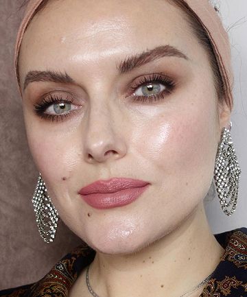 Katie Jane Hughes' Guide to Glowy, No-Makeup Makeup Glowy Face, Katie Jane Hughes, Brown Eyeshadow Palette, Instagram Makeup Artist, Makeup Over 40, Dewy Makeup, Beauty Samples, Glamorous Makeup, Brown Eyeshadow