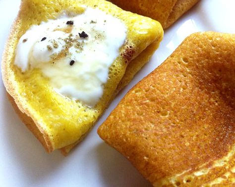 #Somali #breakfast, #Eid style! Sample some of this delicious #cambaabur , a delectable bread prepared in Somalia during the Muslim time of Eid after Ramadan. Fry it in a skillet, toss on some #yogurt and #sugar, and voila!  #fennel #nigella #bread #eid #eidcuisine #somalifood #intercontinentalbreakfast Somali Breakfast, Somali Food, Gak Boleh, African Foods, Special Dishes, Banana Fritters, Eid Food, Brunch Items, Smart Snacks