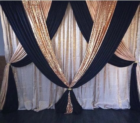 Simple Curtain Backdrop Ideas, Black And Gold Draping Backdrop, Wedding Draping Backdrop, Backdrop Draping, Purple Backdrop, Draping Ideas, Gatsby Party Decorations, Blitz Design, Wedding Draping