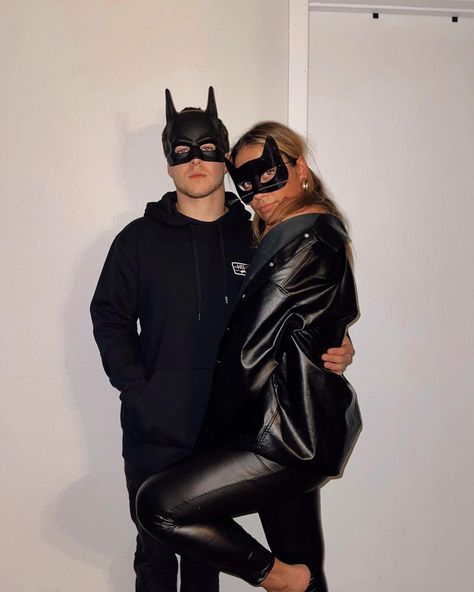 Batman Custome Halloween, Bat Man And Cat Woman Costume, Bat Man And Cat Woman Costume Couple, Bat Man And Cat Woman Halloween Costume, Catwomen Und Batman Costume, Cat Woman And Batman, Batman And Catwoman Costume, Batman Ans Cat Women Costume, Batman And Catwoman Costumes