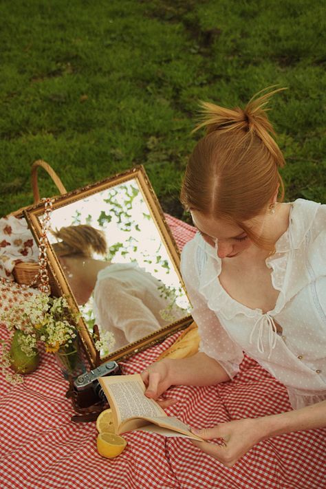 Cottage Core Photoshoot, Cottagecore Photoshoot, Sky Portrait, Picnic Fashion, French Picnic, Picnic Photo Shoot, Picnic Pictures, Picnic Photography, Debut Photoshoot