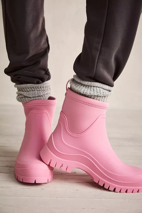 Pink Rain Boots Outfit, Rubber Boots Outfit, Colorful Winter Outfits, Rainboots Outfit, Rain Boot Outfit, Gum Boot, Cute Rain Boots, Pink Rain Boots, Rain Fashion