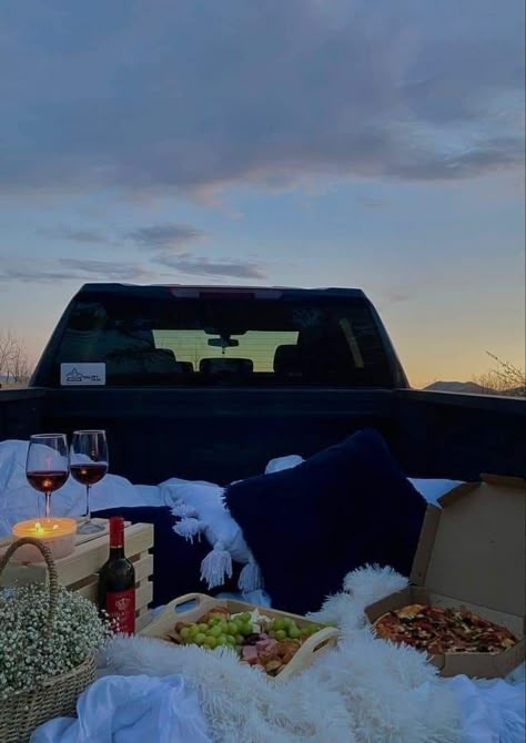 Back Truck Date Night, Date Night Back Of Truck, Truck Picnic Date Night, Pickup Truck Bed Date Night, Picnic In Bed, Fall Couple Activities Date Ideas, Truck Bed Camping Romantic Date Ideas, Bed Of Truck Date, Cute Truck Bed Dates