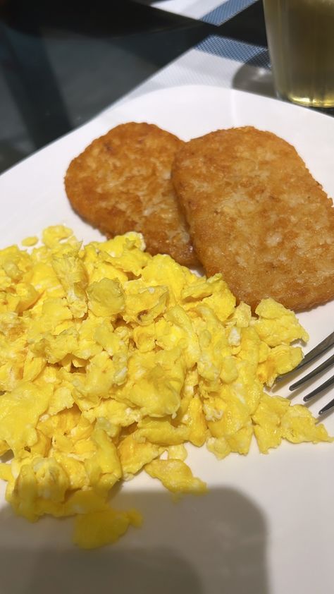 #breakfast #eggs #recipe #quickrecipes #hashbrowns Gain Weight Breakfast Ideas, Aesthetic Hashbrowns, Hashbrown Meals, Eggs And Hashbrowns, Breakfast Before School, Breakfast Cravings, Breakfast Wraps Recipes, Breakfast Snap, Hashbrown Breakfast