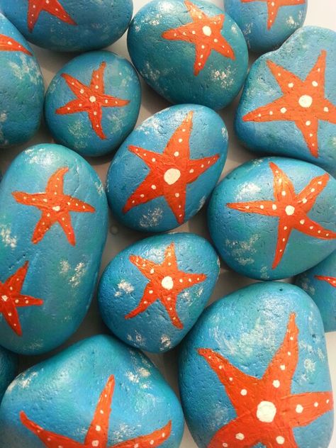 Starfish stones...love these. I'd like them in purple and green! Drawing Letters, Water Party, Painted Rocks Kids, Ocean Crafts, Painted Shells, Painted Ornaments, Seashell Art, Stone Crafts, Rock Painting Designs