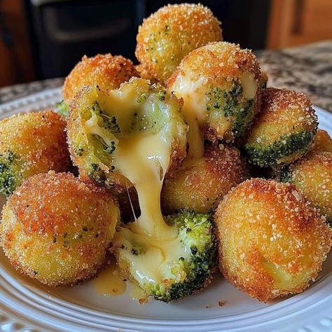 Keto Broccoli Cheese Balls, Keto Friendly Appetizers, Broccoli Keto Recipes, Keto Broccoli Recipes, Keto Broccoli Casserole, Broccoli Cheese Bites, Crispy Broccoli, Cheese Bites Recipe, Broccoli Bites