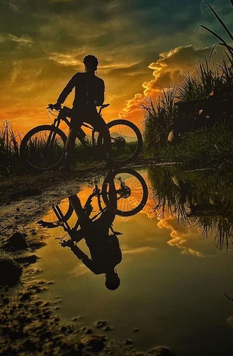 Cycling Photography Photo Ideas, Road Bike Photography, Mountain Biking Photography, Giant Bikes, Mountain Bike Art, Football Usa, Cycling Posters, Bike Pictures, Cycling Photography