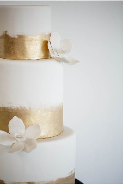 beautiful glittering painted gold and white wedding cake Gold And White Wedding Cake, Gold And White Wedding, Painted Wedding Cake, White And Gold Wedding, Gold Wedding Cake, Gold Cake, White Wedding Cake, Wedding Cake Inspiration, Wedding Cake Designs