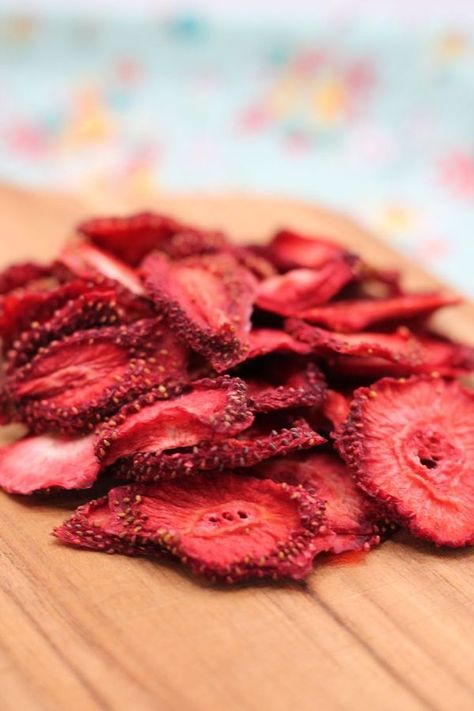 Dehydrating Strawberries, Dehydrate Strawberries, Dehydrated Strawberries, Strawberries In Containers, Fruit Chips, Food Preserving, Fruit Chip, Veggie Snacks, Food Dehydrator