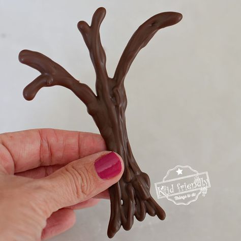 Chocolate Trees How To Make, Fondant Tree, Dessert Unique, Chocolate Birthday Cake Decoration, How To Make Trees, Chocolate Decor, Haunted Tree, Chocolate Tree, Red Licorice