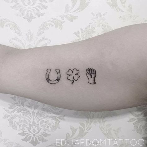 Horseshoe And Clover Tattoo, Horseshoe Clover Tattoo, Tiny Horseshoe Tattoo, Small Horseshoe Tattoo, Small Irish Tattoos, Grandparents Tattoo, Horseshoe Tattoo, Tattoo Fe, Lucky Tattoo