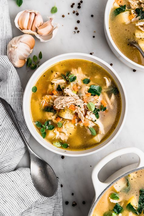 Si hay una sopa CLÁSICA del invierno es la sopa de pollo. Una sopa de pollo cuando hace frío nos puede alegrar la existencia una cucharada a la vez. Esta tiene un MONTÓN de sabor, desde el caldo de pollo dorado hasta cada uno de los ingredientes. La entrada Sopa de pollo para alimentar el alma se publicó primero en Cravings Journal. Chicken And Potato, Cinnamon Bun Recipe, Potato Chowder, Latin American Food, Chicken Pieces, Cooking For Beginners, Healthy Lifestyle Food, Chicken Soup, Rotisserie Chicken