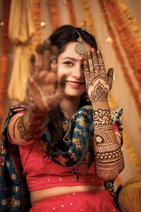 Mehendi Photoshoot, Wedding Photography Poses Bridal Party, Mehendi Night, Mehendi Outfits, Bridal Mehendi, Drawing Tutorials For Beginners, Bridal Mehendi Designs, Mehndi Photo, Hand Mehndi