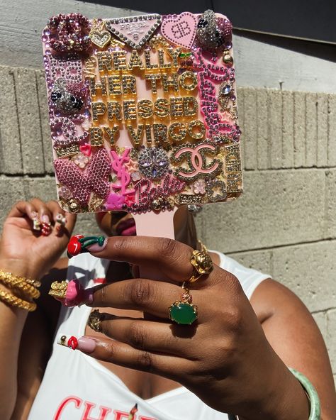 “REALLY HER THO, PRESSED BY VIRGO” 💅 Detailz ✨♍️ Custom mirror 🪞: @efronnails Roses: @gorgeousgeezy_ Hand /wrist @thejumabrand Anklets: @ice.kouture @kaybellajewelry Nails : me @pressedbyvirgo Junk lighter: me @pressedbyvirgo Hoop earrings : me @pressedbyvirgo Mouth nail charm : @hyperart.llc Outfit: @sheinofficial @sheincurve 📸: @gorgeousgeezy_ #instanails #glitternails #nailartist ##pressonnails #nails #nailart #pressonnaillovers#nailsofinstagram #pressons #pressonnailsforsale #... Junk Mirror Diy, Junk Mirror, Junk Lighter, Making Jewelry Ideas, Junk Earrings, Bling Phone Cases Diy, Girly Diy, Junk Case, Diy Cases