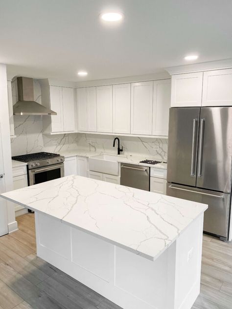 Kitchen Countertops And Backsplash, White Marble Kitchen Countertops, Quartz Kitchen Countertops White, Small Kitchen Design Layout, Marble Tile Kitchen, Countertops And Backsplash, Kitchen Design Countertops, Kitchen Countertop Organization, Florida Decor