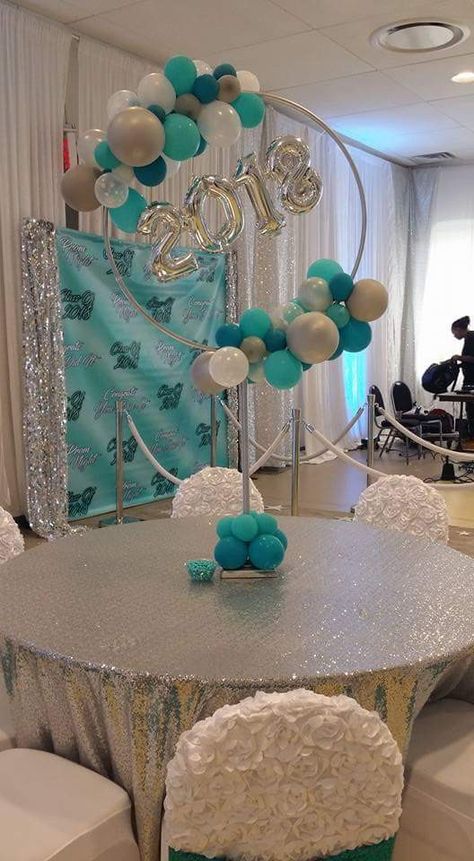 Use hula hoop as bas for giant flower? Deco Ballon, Wreath Ring, בר מצווה, Balloon Centerpieces, Giant Flowers, Balloon Columns, Balloon Flowers, Balloon Design, Balloon Diy