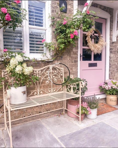 Beautiful front entrance in pink Practical Home Office, Home Office Organization Ideas, Office Organization Ideas, Small Porch Ideas, Cottage Front Doors, Cottage Porch, Pink Cottage, Pink Door, English Cottage Style