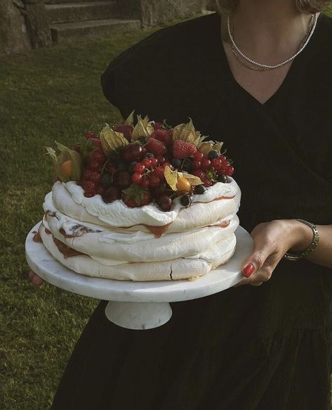 Pavlova Cake, Pretty Dessert, Think Food, Just Cakes, Pretty Cakes, Pavlova, Cute Cakes, Let Them Eat Cake, Pretty Food