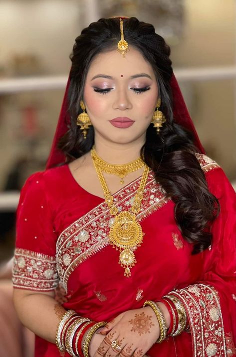 Karwachauth Makeup Look, Bridal Updo Indian, Bride Open Hairstyle, Karwachauth Hairstyle, Bengali Bride Hairstyle, Reception Makeup Indian Bride, Bengali Bride Saree, Bangladeshi Bride, Red Bride