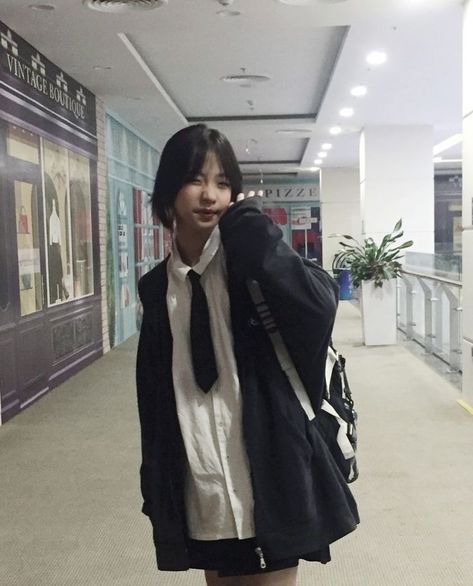 Korean College Outfits, College Outfits Aesthetic, Woman In Suit, Outfit Korean Style, School Uniform Outfits, Outfit Korean, Tomboy Outfits, Tomboy Fashion, Really Cute Outfits