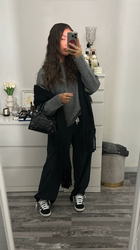 Outfit Jean Noir Large, Zara Outfit 2020, Adidas Campus Outfit, Ootd Campus, Outfit Jogging, Chilly Weather Outfits, Mode Tennis, Outfit Campus, Jogging Outfit