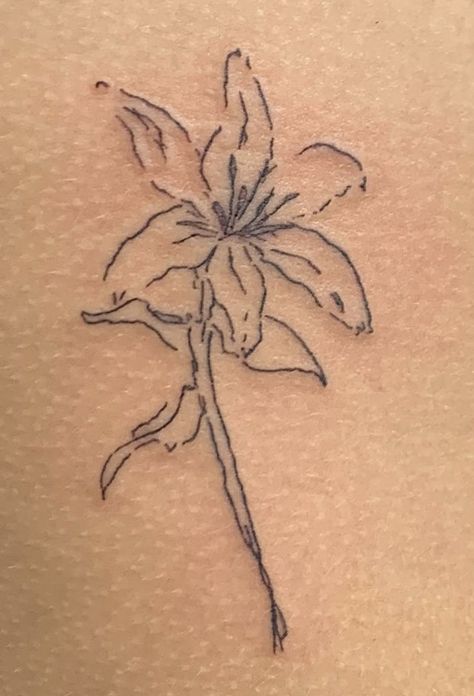 Minimalist Flower Tattoo, Office Painting, Funky Tattoos, Handpoke Tattoo, Petite Tattoos, Lily Tattoo, Classy Tattoos, Discreet Tattoos, Dainty Tattoos