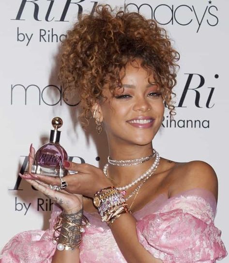 Rihanna layered several necklaces in different lengths, as well as bracelets and bangles on both wrists Rihanna Jewelry, Rihanna Love, Rihanna Outfits, Rihanna Photos, Rihanna Style, Dyed Natural Hair, Fashion Top Outfits, Bad Gal, Rihanna Fenty