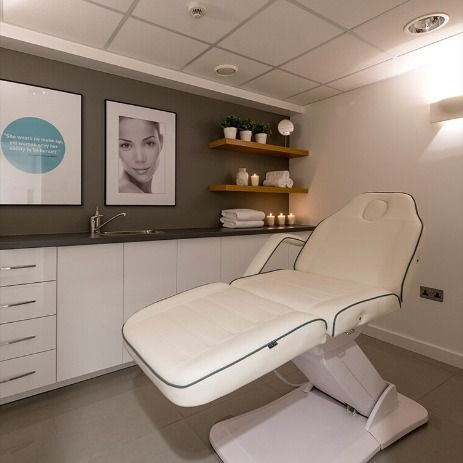 Beauty Clinic Interior Design, Design Workspace, Deco Spa, Esthetician Room Decor, Dental Office Design Interiors, Clinic Interior, Esthetics Room, Spa Room Decor, Spa Interior Design