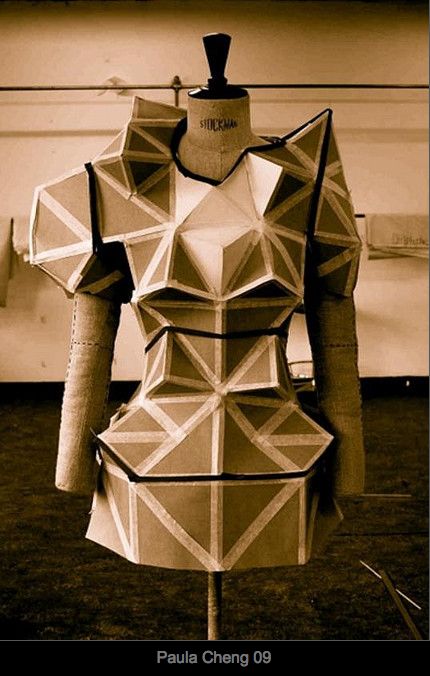 Recycled cardboard Cardboard Fashion Design, Cardboard Outfit, Cardboard Fashion, Cardboard Clothes, Cardboard Dress, Robot Fashion, Recycled Costumes, Sculpture Fashion, Cardboard Costume