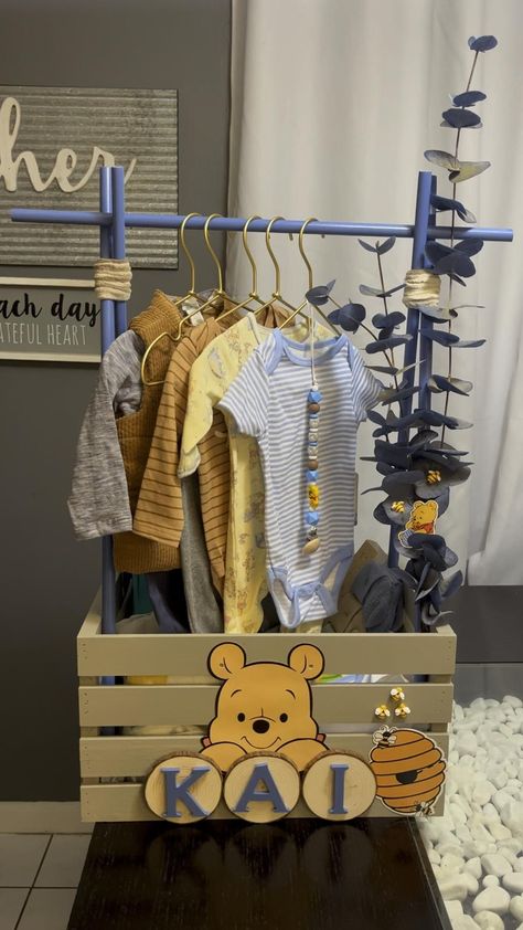 Winnie The Pooh Basket, Basket Theme Ideas, Baby Shower Ideas Gifts, Pooh Baby Shower Ideas, Basket Theme, Baby Shower Winnie The Pooh, Baby Shower Basket, Free Printables Organization, Winnie The Pooh Baby Shower