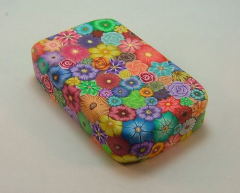 Covered in flowers Dollhouse Crafts, Floral Polymer Clay, Altoids Tin, Clay Box, Clay Artists, Tin Case, Altoids Tins, Altered Tins, Sushi Roll