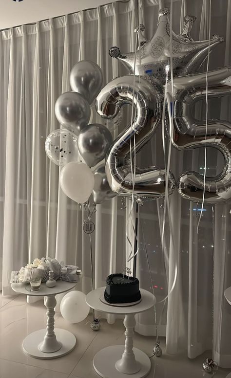 Ideas Cumpleaños Mujer, 25th Birthday Decorations For Her, 25th Birthday Aesthetic, 25th Birthday Ideas For Her Party, 25th Birthday Decor, Silver Disco Party, 29th Birthday Decorations, 25th Birthday Ideas For Her, Birthday Party Decorations Balloons