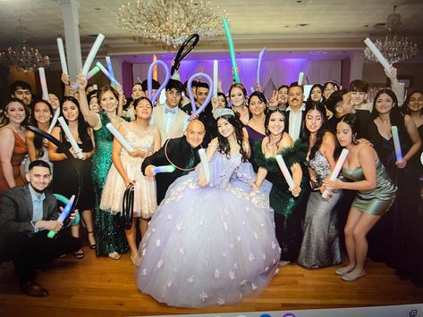 Quinceañera Photoshoot Ideas With Chambelanes, Mini Quinceanera Party, Quinceanera Party Photos, Quinceñera Aesthetic, Dresses For 15 Birthday, Quince Photoshoot Ideas With Family, Quince Photobooth, Quince Photoshoot Ideas With Court, Quince Aesthetic