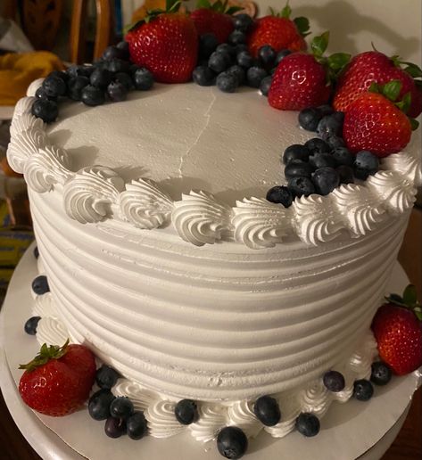 White Cake With Berries On Top, Strawberry Blueberry Cake Decoration, Blue Strawberry Cake, Vanilla Fruit Cake, Berries And Cream Cake, Strawberry And Blueberry Cake, Cake With Strawberries And Blueberries, Vanilla Blueberry Cake, Strawberry Blueberry Cake