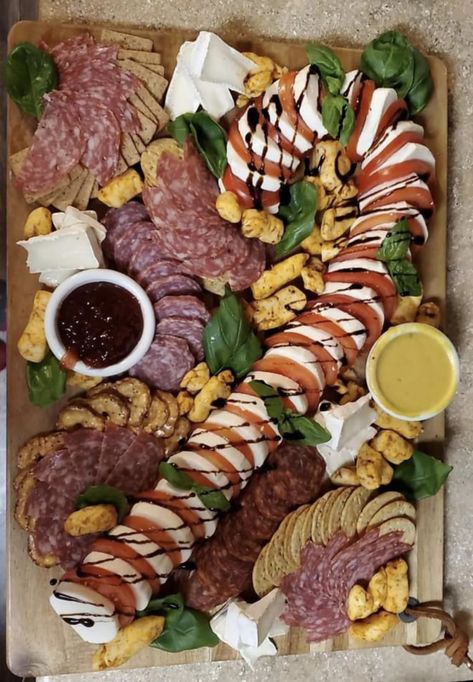 Awesome Appetizers, Food Bars, Charcuterie Inspiration, Party Trays, Office Party, Best Appetizers, Bars Recipes, Charcuterie Board, Cheese Board