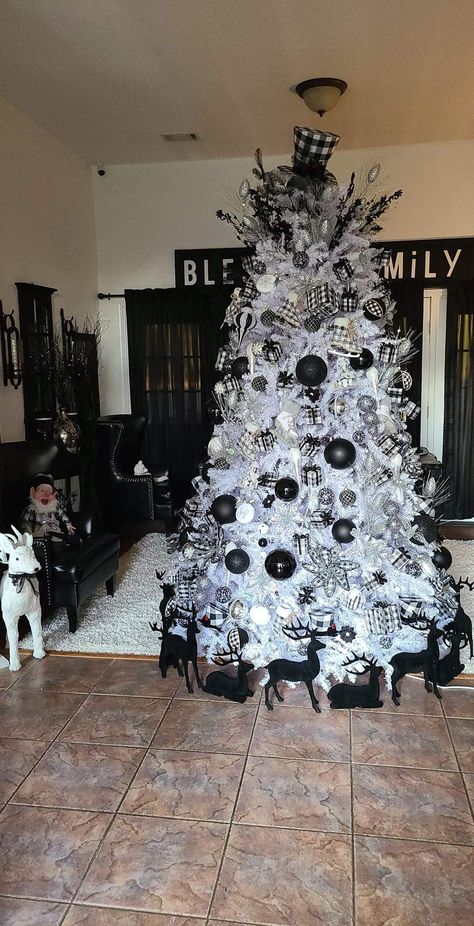 Best Black Christmas Tree, White Tree Black Decorations, White Black Christmas Tree, White Tree With Black Ornaments, Black And White Xmas Tree, Frosted Christmas Tree With Black And White Ornaments, Black And White Christmas Tree Ideas, Black Christmas Tree, Black And White Christmas Tree