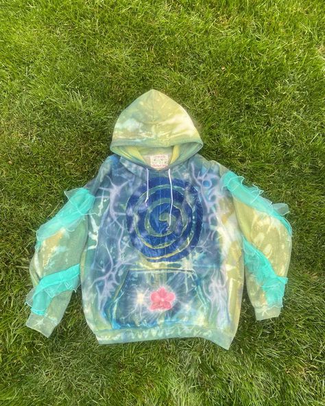 Hand Embroidery Hoodie, Bleach Hoodie Designs, Upcycled Streetwear, Bleached Clothing, Airbrush Clothes, Hot Glue Art, Plant Embroidery, Bleach Hoodie, Clothing Embroidery