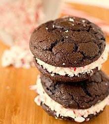 Peppermint Whoopie Pies, Peppermint Oreos, Peppermint Brownie, Amish Food, Chocolate Whoopie Pies, Bakery Treats, Peppermint Brownies, Diy Easy Recipes, Baking Stuff