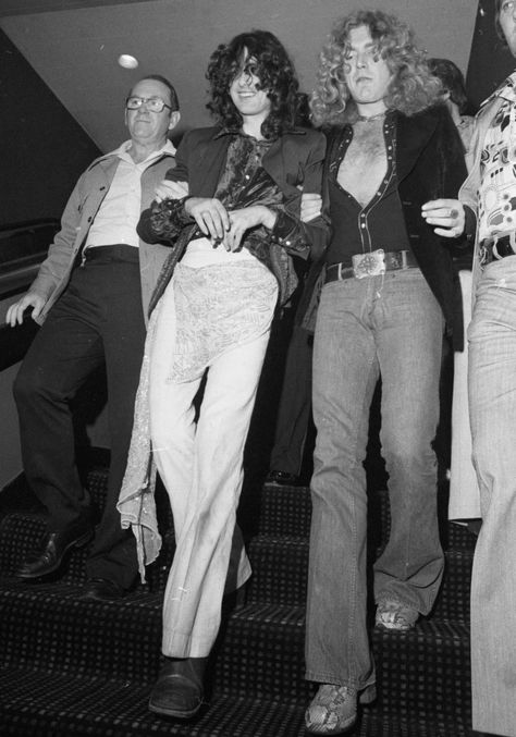 Photos of Celebrities Partying in the 1970s - Studio 54 Celebrity Photos Robert Plant 70s Style, Jimmy Page And Robert Plant 70s, Robert Plant Fashion, Robert Plant Jimmy Page, Led Zeppelin Groupies, Robert Plant Outfit, Led Zeppelin Funny, Led Zeppelin Fashion, Jimmy Page 70s