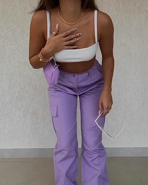 soft girl light purple cargo pants Purple Cargo Pants Outfit, Purple Jeans Outfit, Purple Pants Outfit, Purple Cargo Pants, Mode Purple, Cargo Outfit, Outfits Retro, Purple Jeans, Black Jeans Outfit