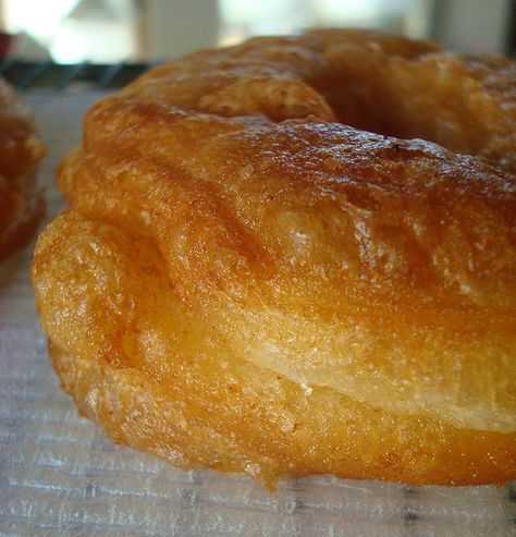 Cronuts! --Seeking Sweetness in Everyday Life - CakeSpy - DIY Croissant Doughnuts Made from Crescent Rolls Crossiant Donut Recipe, Donuts From Crescent Rolls, Cronuts Recipe Easy Crescent Rolls, Croissant Doughnut, Cronut Recipe, Crescent Rolls Recipe, Semifreddo Recipe, Easy Crescent Rolls, Croissant Donut