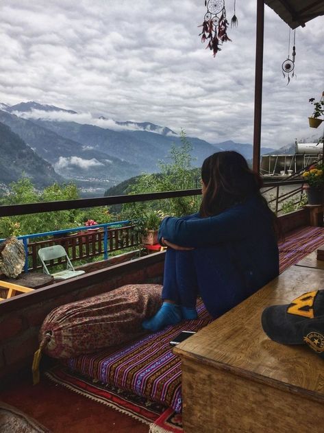 Cafe In Mountains, Manali Aesthetic Pics, Travel Photoshoot Ideas, Mussoorie Outfit Ideas, Manali Travel Photography, Manali Photography Poses, Rishikesh Outfit Ideas, Manali Photos, Manali Aesthetic