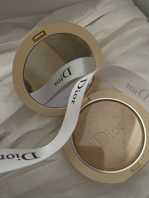 Dior Forever Highlighter, Highlighter Tips, Dior Forever Couture Luminizer, Dior Highlighter, Post Insta, Dior Forever, Ethereal Makeup, Dior Makeup, Dior Beauty