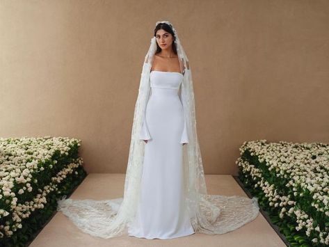 Wedding Dresses Untraditional, Wedding Reception Look For Bride, Wedding Dress With Choker, Bride Looks Inspiration, Latina Wedding Dress, Vintage Italian Wedding Dress, Wedding Dresses Aesthetic, Spanish Wedding Dress, Wedding Ideas Dresses