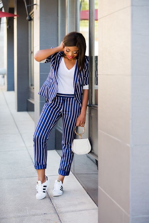 Suit With Sneakers, Suits And Sneakers, Summer Business Casual Outfits, Casual Work Dresses, Women Suits, Corporate Attire, Woman Suit Fashion, Trending Sneakers, Sneakers Women