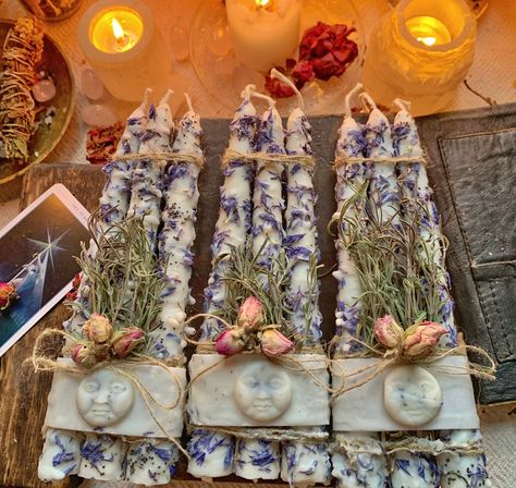 Set of 3 Hand Poured Ritual Candles 🌿 Made of Soy wax, dressed with blue cornflower - beautiful flower carrying the energy of wisdom , unseen and intuition.  In general white is the color of light in the darkness, purity, angels, and hope. White candles are said to banish negative energy and bring peace.  Candle set is decorated with the moon sign and herbs from my garden and fields 🌿 Might you have a magical Rituals ✨🌸 Blessed be,  Tina Moon Candles, Altar Candles, Candle Color Meanings, Herbal Candles, Spell Candles, Moon Candle, Witch Candles, Candle Altar, Intention Candles